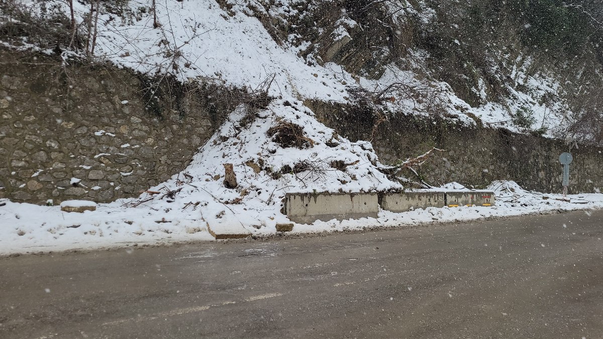 Kastamonu'da dağdan kopan taşlar yola düştü: 3 bina boşaltıldı