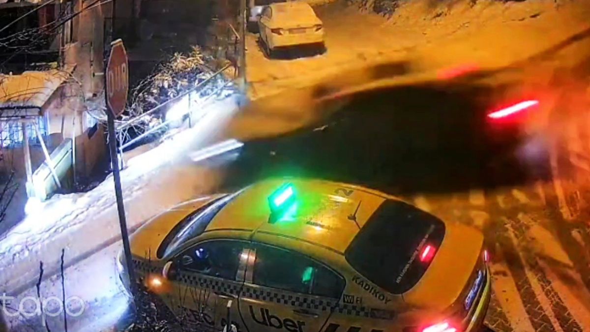 İstanbul Beykoz’da otomobilin taksi ve evlere çarptığı anlar kamerada