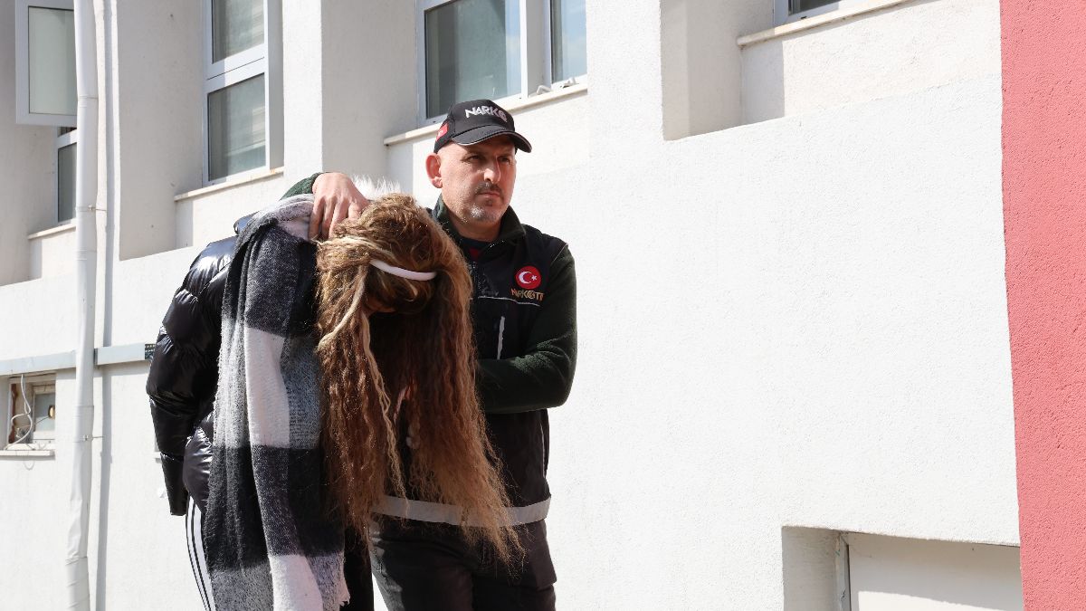 Adana'da kadın kılığındaki erkek torbacı tutuklandı