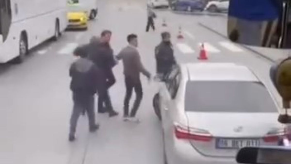 İstanbul'da yol verme kavgası kamerada