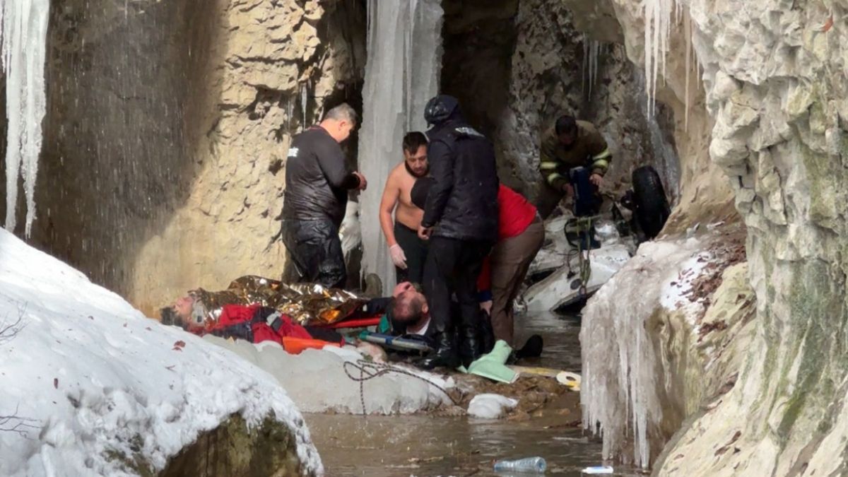 Karabük'te otomobille 30 metre yükseklikten kanyona uçan sağlıkçılar kurtarıldı