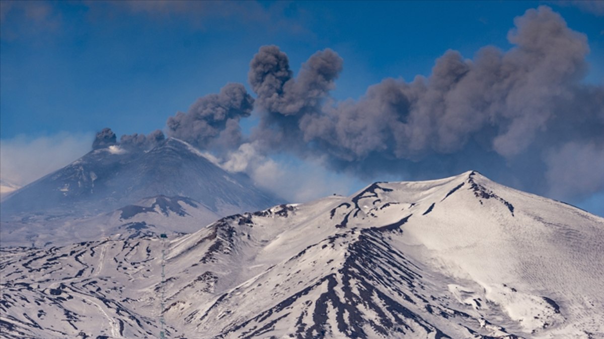 İtalya'da Etna Yanardağı'nda yeniden lav akışı başladı