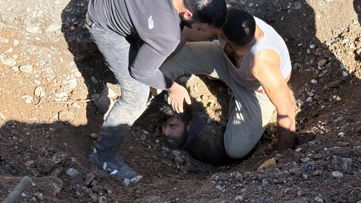 Antalya’da göçük altında kalan işçi, 2 saatte kurtarıldı