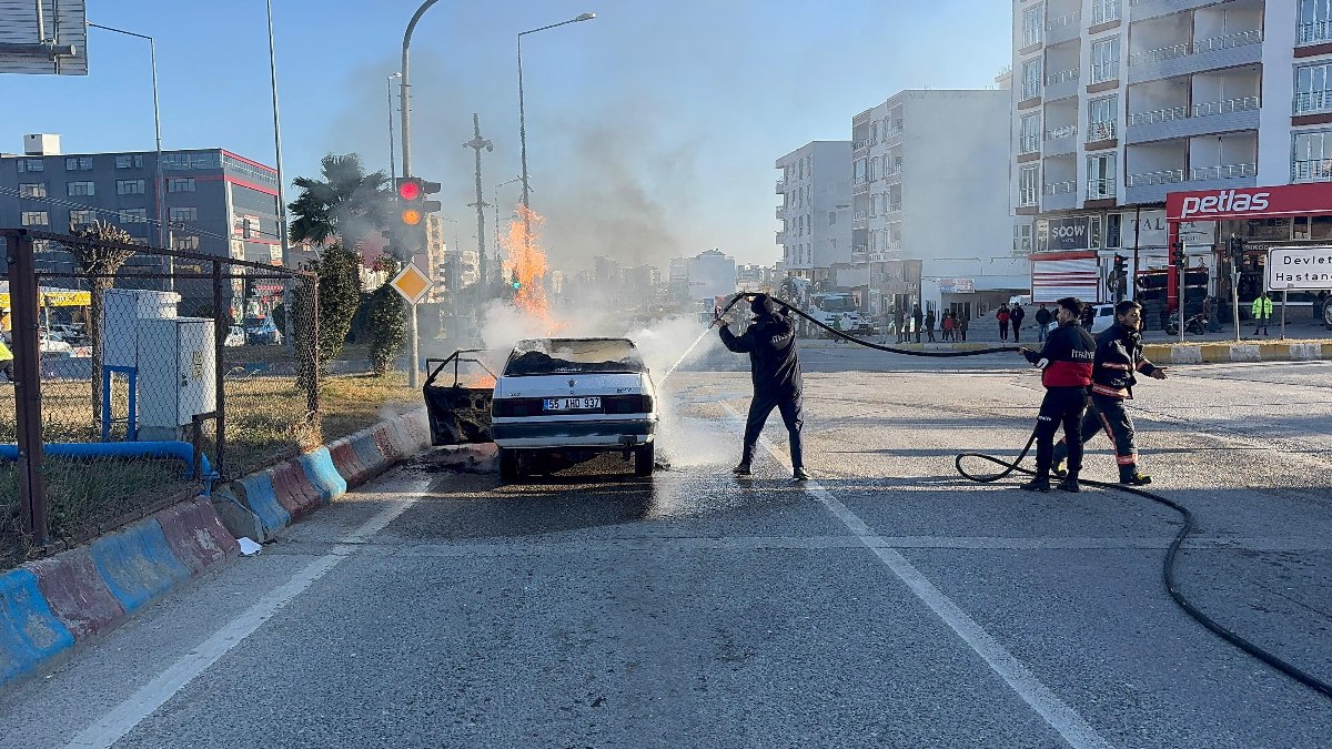 Adıyaman'da seyir halindeki araçtan alevler yükseldi