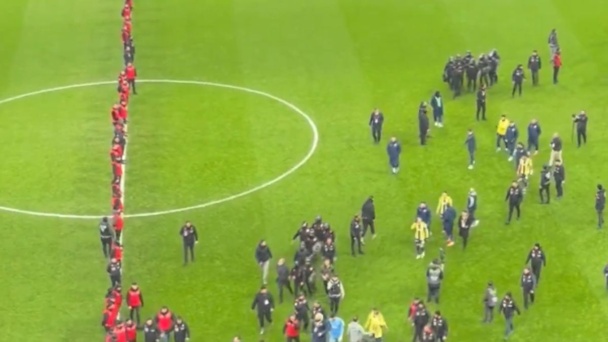Galatasaray’dan maç sonu Fenerbahçe’ye göndermeli şarkılar