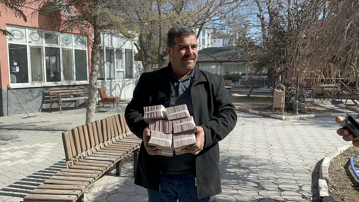 Aksaraylı çiftçi yanlışlıkla hesabına yatırılan 1 milyon 152 bin lirayı sahibine teslim etti