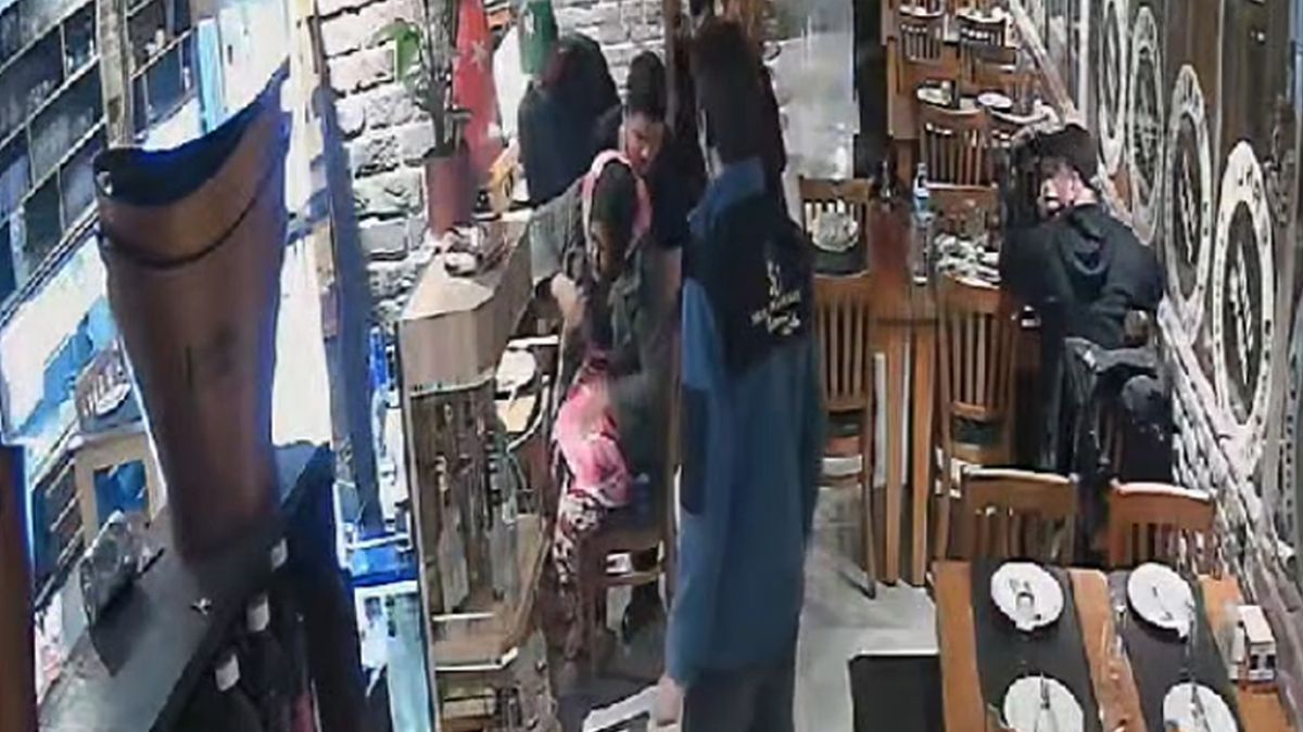 Antalya'da turistin hayatı Heimlich manevrasıyla kurtarıldı