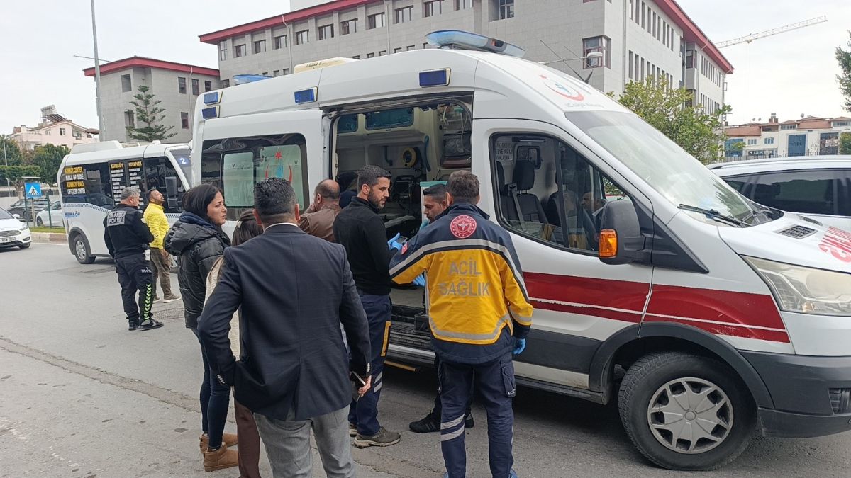 Antalya’da yaya geçidindeki vatandaşa motosiklet çarptı