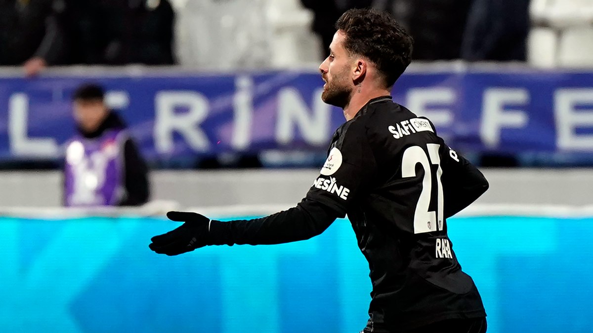 Rafa Silva, gollerini sürdürüyor