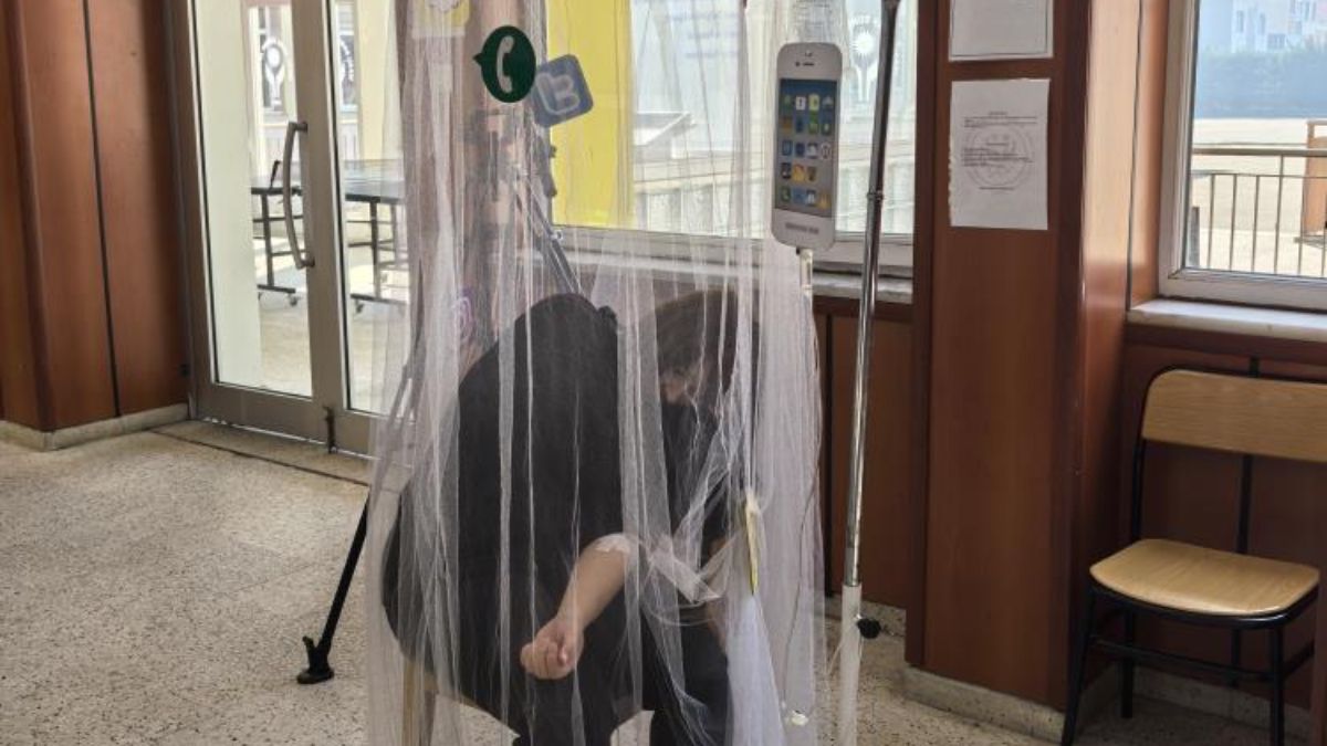 Bursa'da teknoloji bağımlılığına karşı canlı manken sergisi