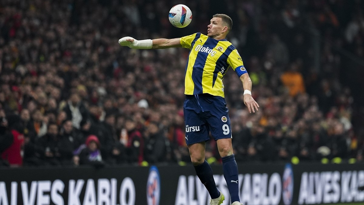 Fenerbahçe, Edin Dzeko ile bir sezon daha istiyor