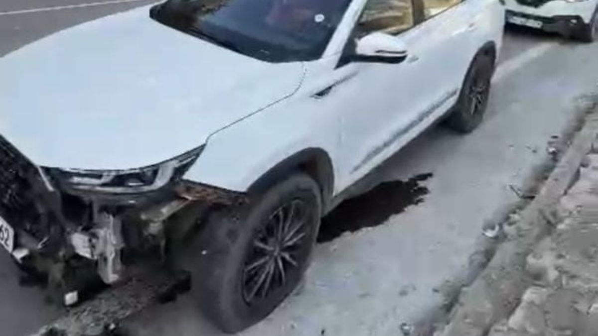 Hakkari'de dağdan kopan kayalar aracın üzerine düştü