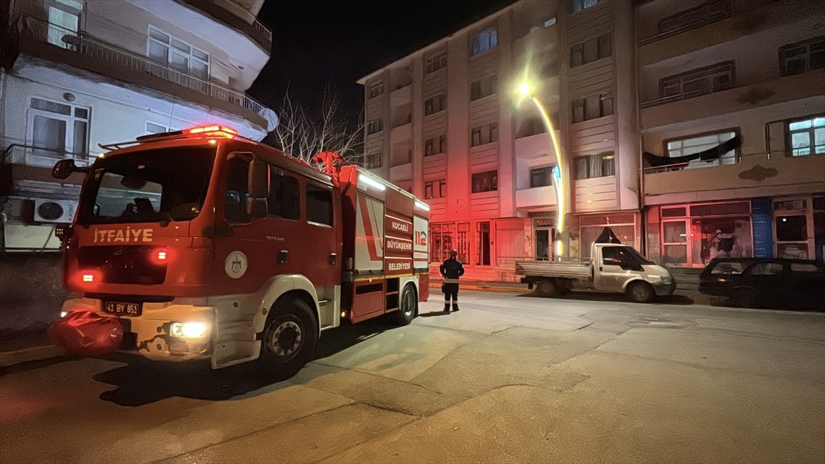 Kocaeli'de dökülen fayanslar nedeniyle 5 katlı bina boşaltıldı