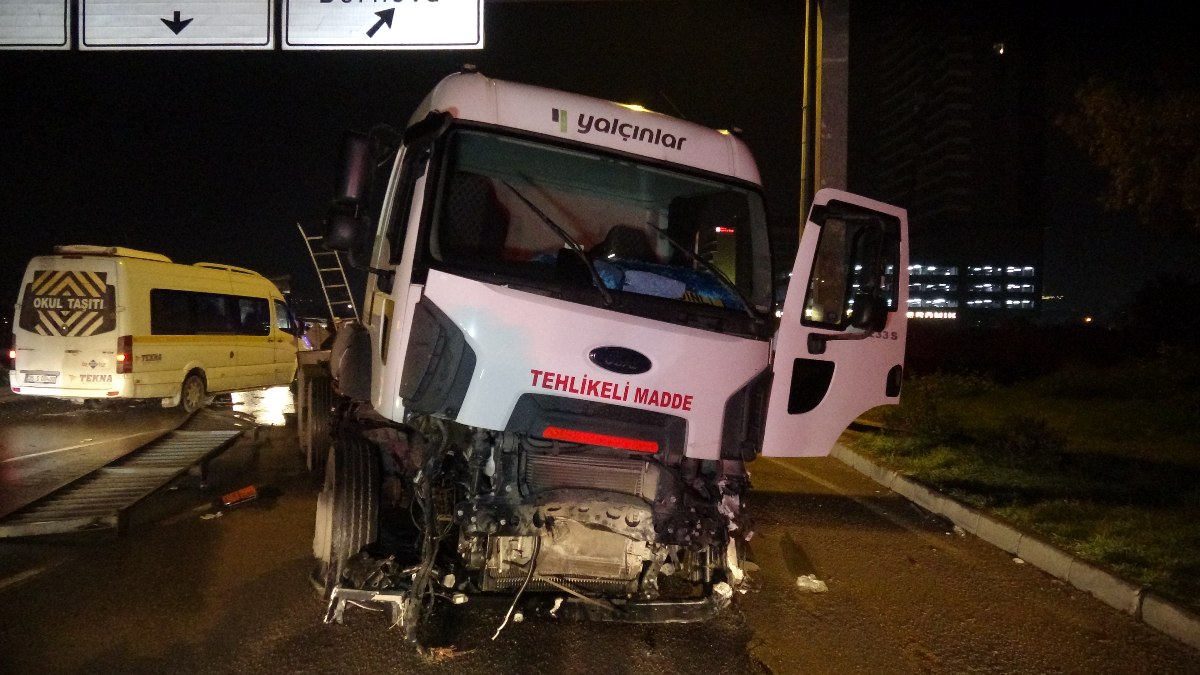 İzmir'de kontrolden çıkan tanker, taksiye çarptı