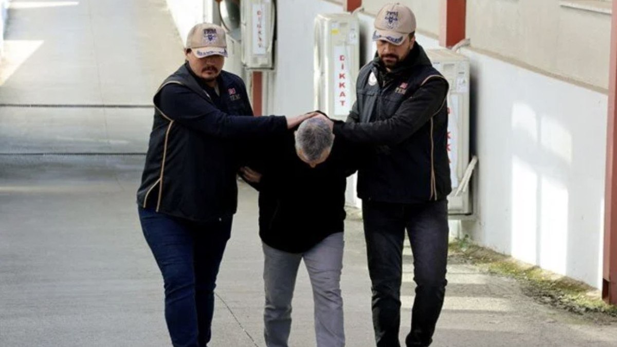 Adana'da sınav sorularını sızdıran FETÖ'cü çatı katında yakalandı