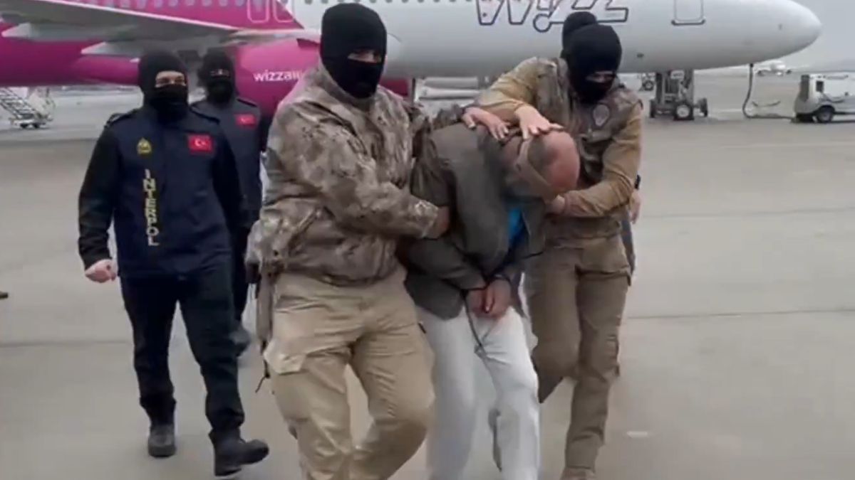 Kırmızı bültenle aranan 2 isme operasyon: Türkiye'ye getirildiler