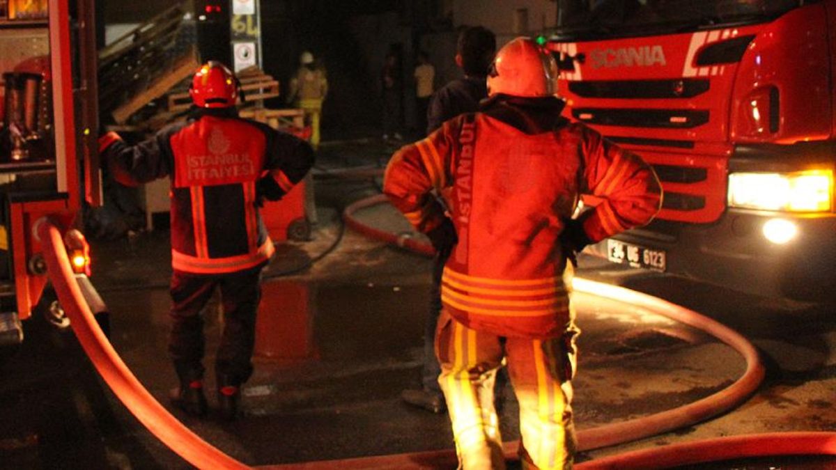 Adana’da bir evden alevler yükseldi Adana’da bir evden alevler yükseldi