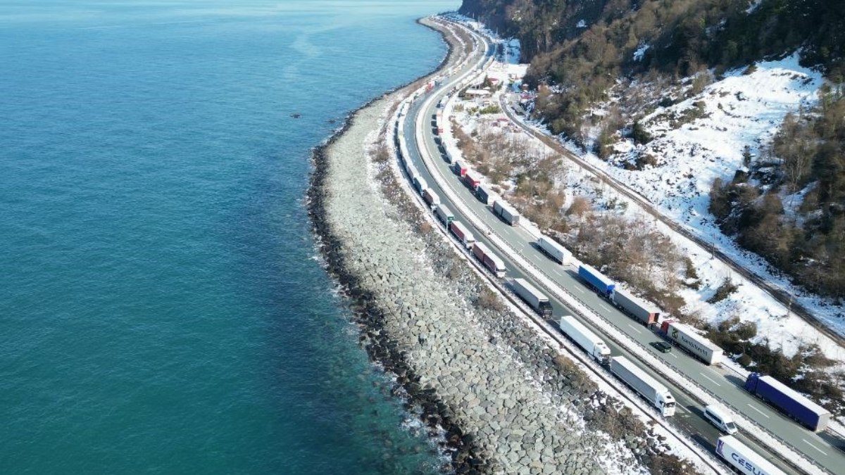 Gürcistan'daki yoğun kar yağışı nedeniyle Artvin'de uzun tır kuyrukları oluştu