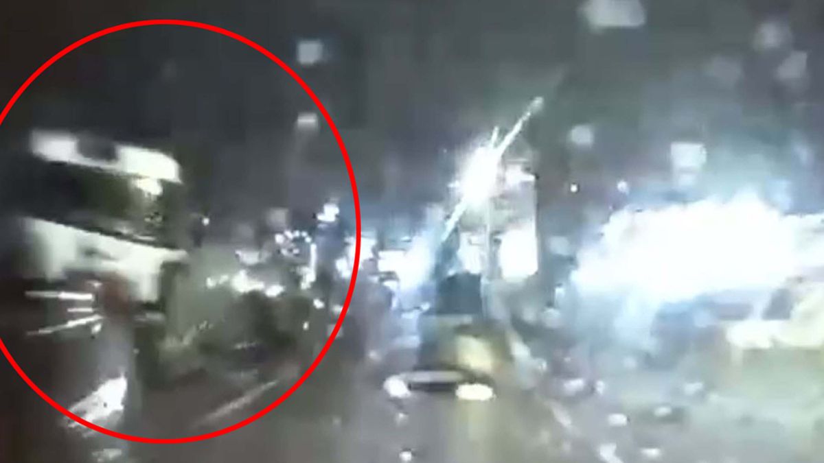 İzmir'de taksiye mazot yüklü tanker çarptı