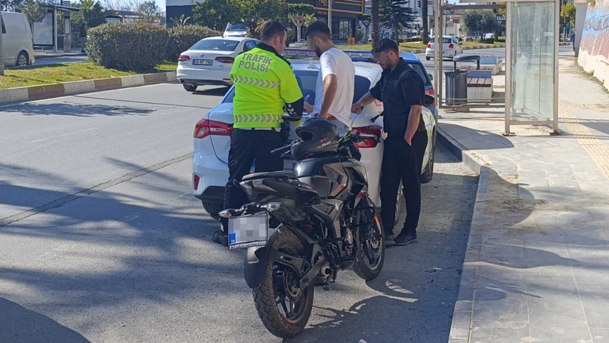 Antalya'da ehliyetsiz sürücü abisinin kimliği ile denetimi atlatmak istedi