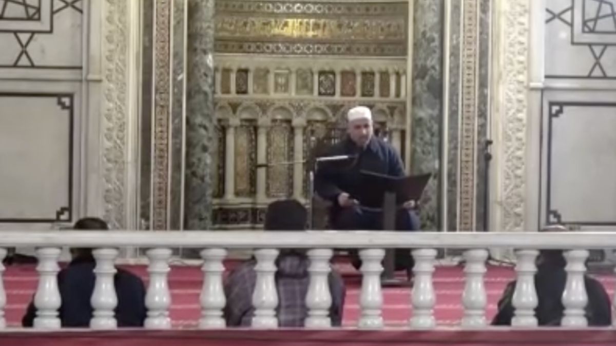 Emevi Camii’nde ilk kez Esad’a dua edilmeden teravih namazı kılındı