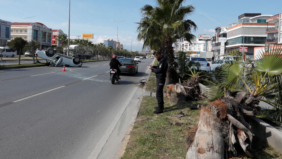 Antalya’da bir sürücü palmiyelere çarpıp takla atan aracında sıkıştı