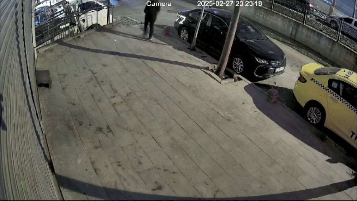 İstanbul'da yayaya yol veren motokuryeye araba çarptı