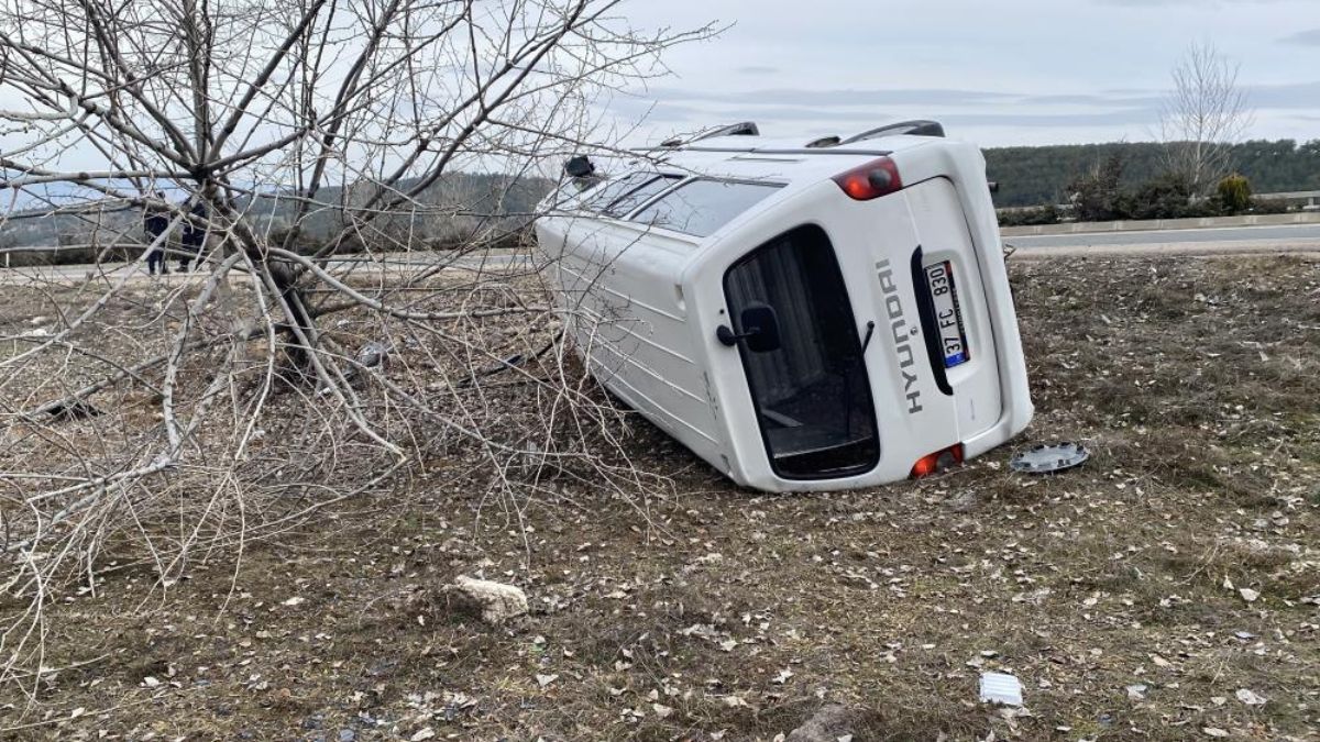 Kastamonu'da minibüs şarampole devrildi: 3 yaralı