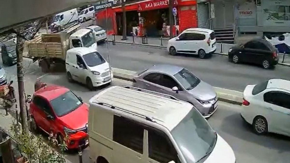 İstanbul’da bir kamyonet 4 araca çarpıp kaldırıma çıktı