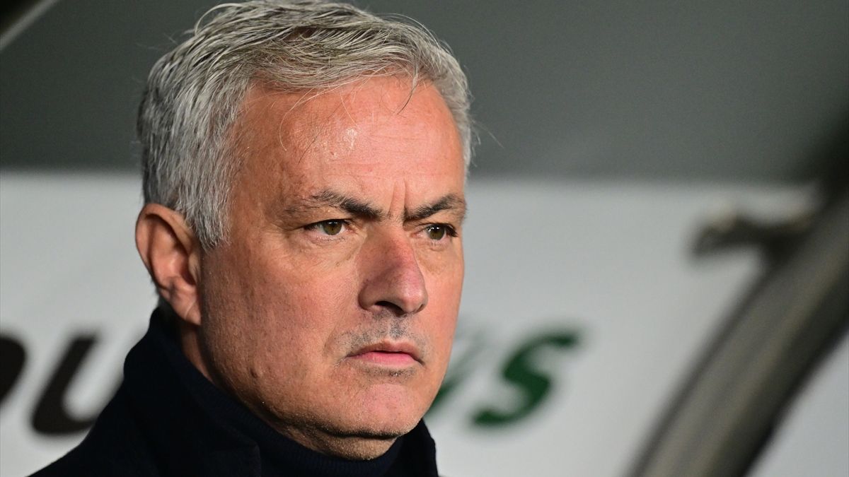 Fenerbahçe tribünlerinden Jose Mourinho'ya destek!