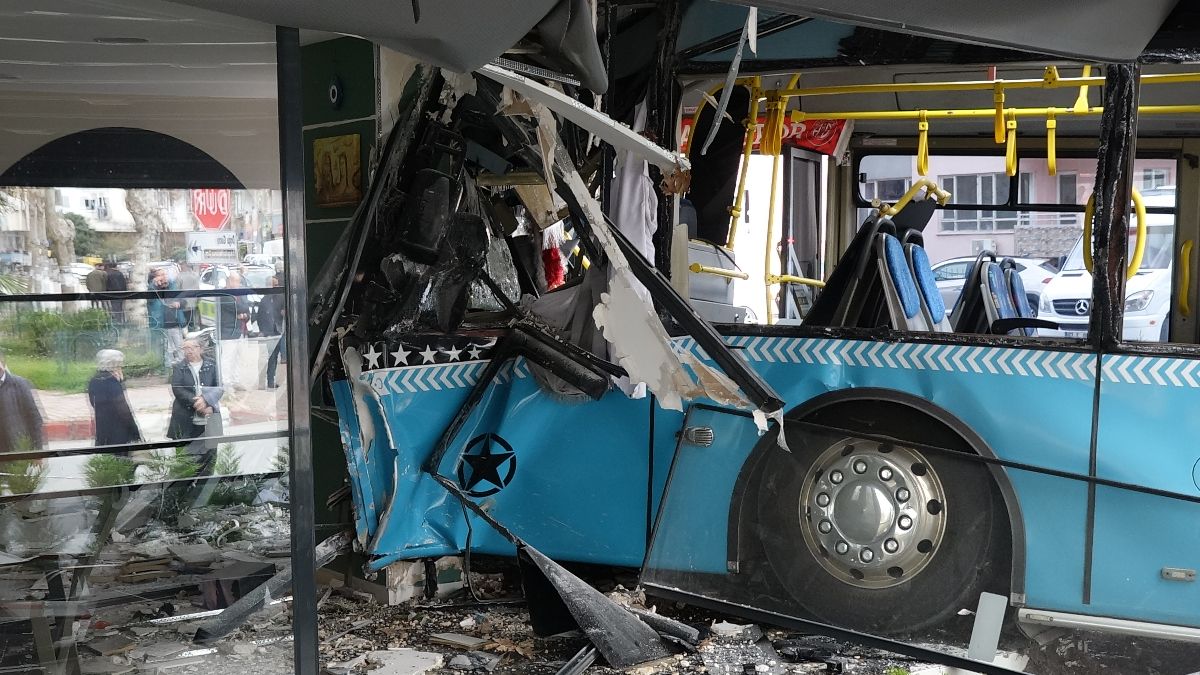 Antalya’da kontrolden çıkan otobüs kafeye daldı