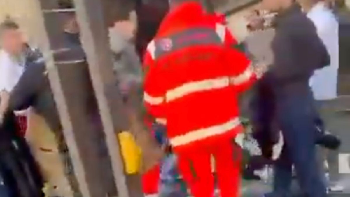Almanya’nın Mannheim kentinde otomobil kalabalığın arasına daldı