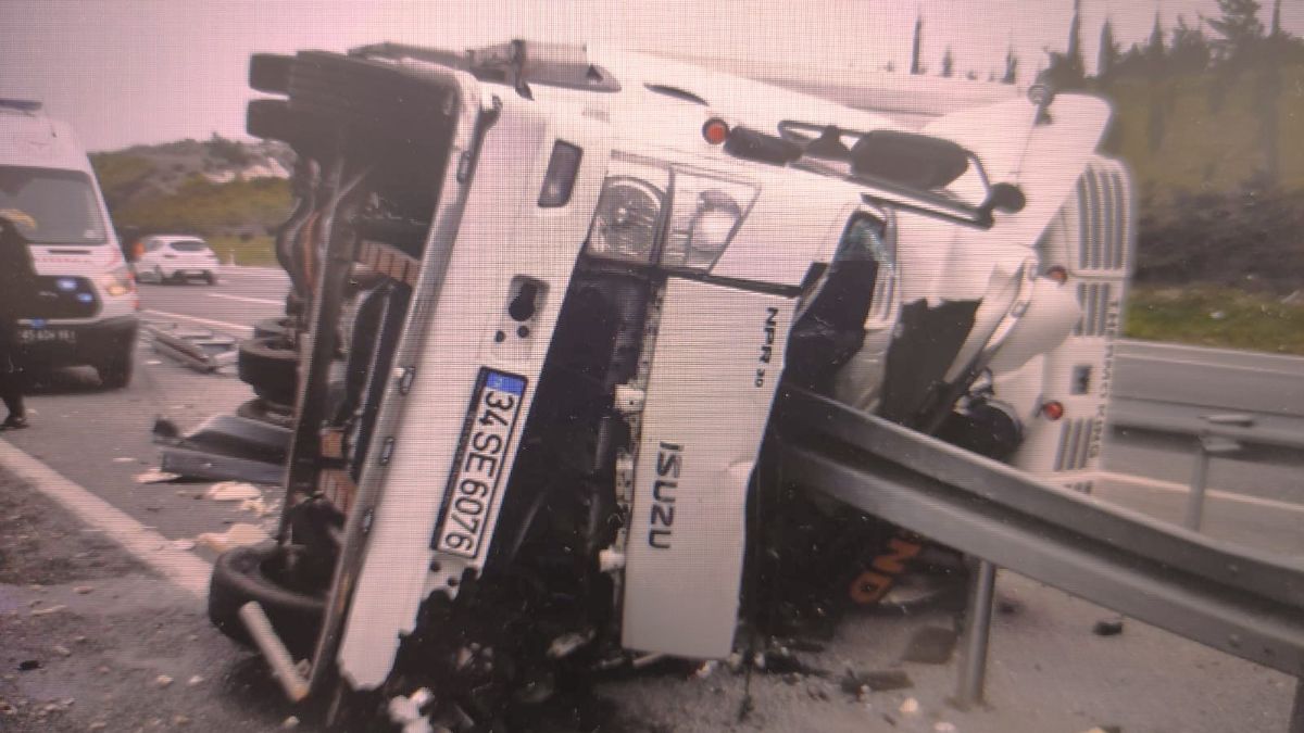 Manisa'da et yüklü tır devrildi