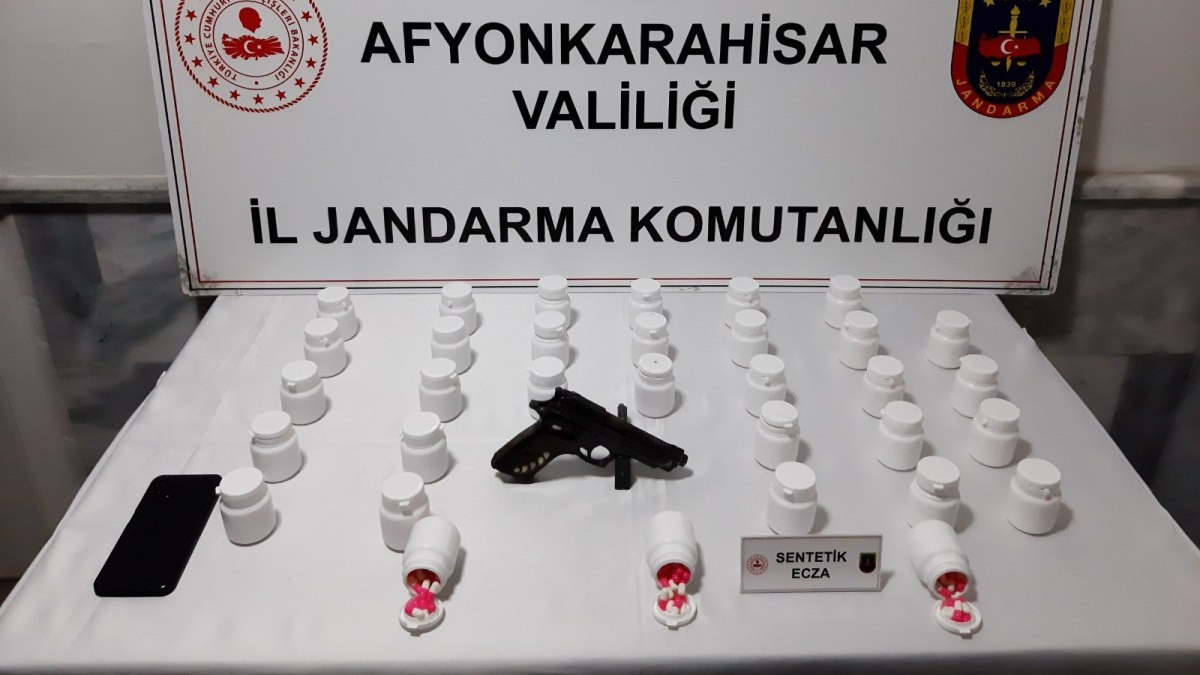 Afyonkarahisar'da uyuşturucu hapları satamadan jandarmaya yakalandı