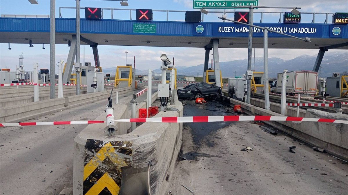 Sakarya'da gişeye çarpan otomobildeki çift can verdi: 5 günlük bebekleri yaşam savaşı veriyor