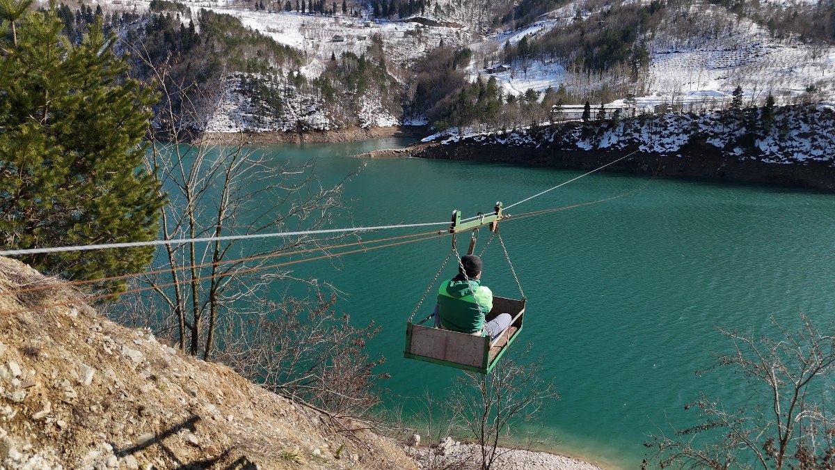 Artvin'de kar mandıranın yolunu kapattı, teleferikli çözüm buldu