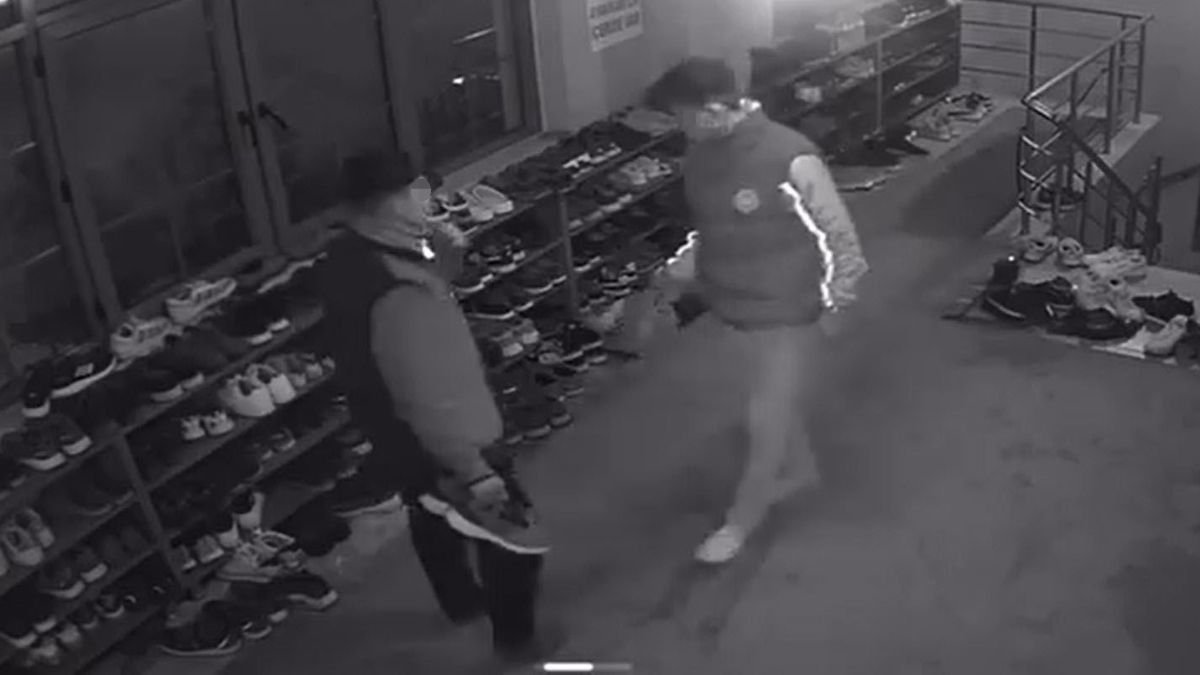 Aydın’da cemaat namaza durdu, onlar ayakkabıların peşine düştü