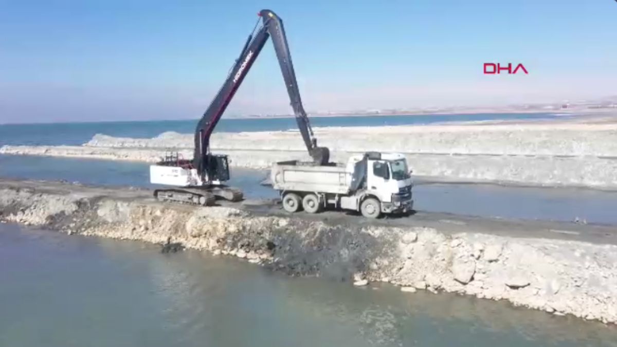 Van Gölü’nde dip çamuru temizliği yapıldı