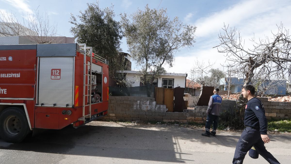 Antalya’da bir gecekonduda çıkan yangın paniğe sebep oldu
