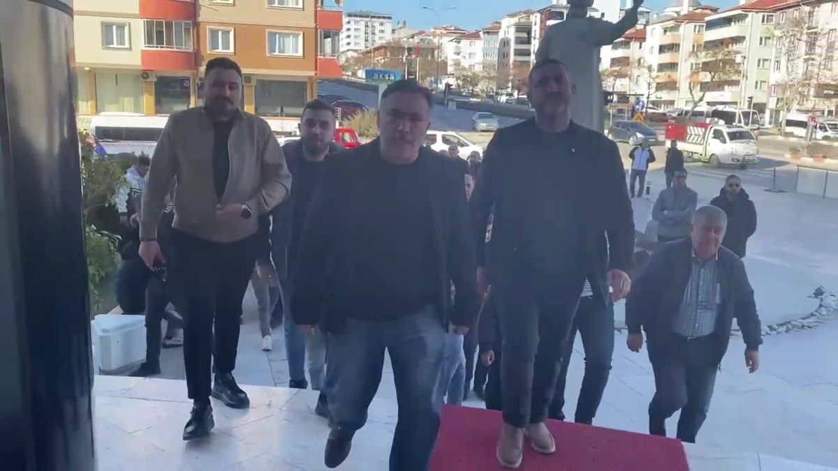 Bilecik’te öğrenci indirimine karşı çıkan dolmuşçular belediye meclisini bastı