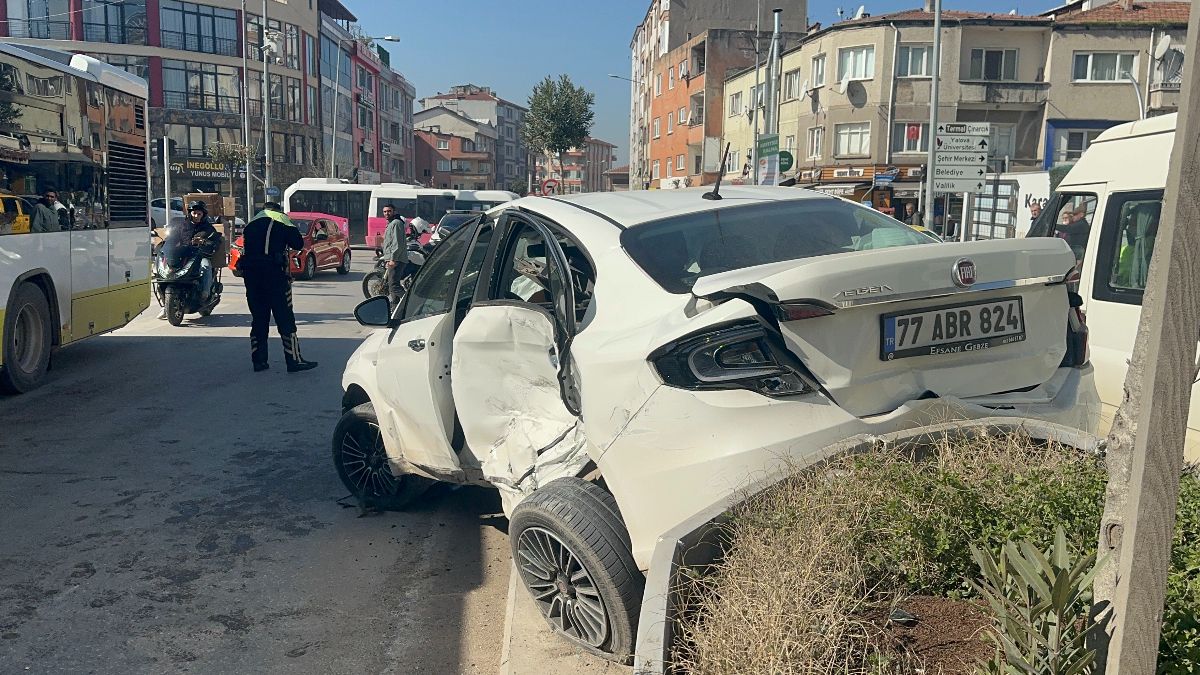 Yalova’da beton mikseri ile çarpışan otomobil, direk ile refüje çarptı