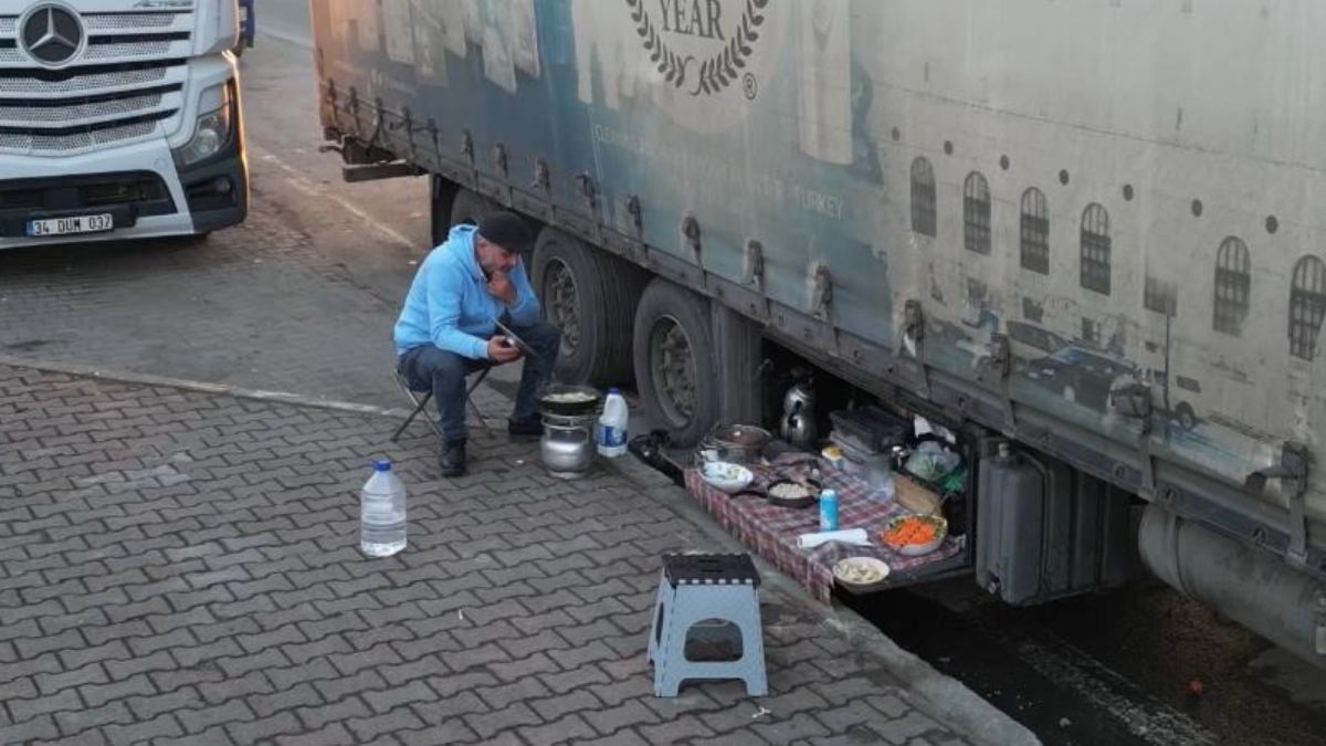 Artvin'de tır kuyruğunda iftar telaşı