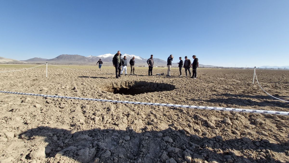 Karaman'da 10 metre genişliğinde obruk oluştu