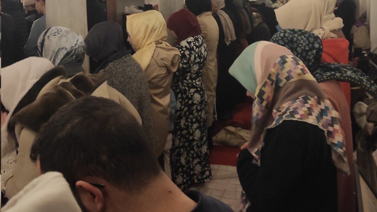 Üsküdar'da kadın ve erkeklerin aynı safta namaz kılması olayına inceleme