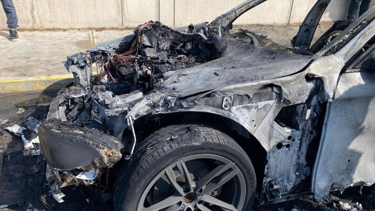 Kocaeli'de park halindeki otomobilden alevler yükseldi