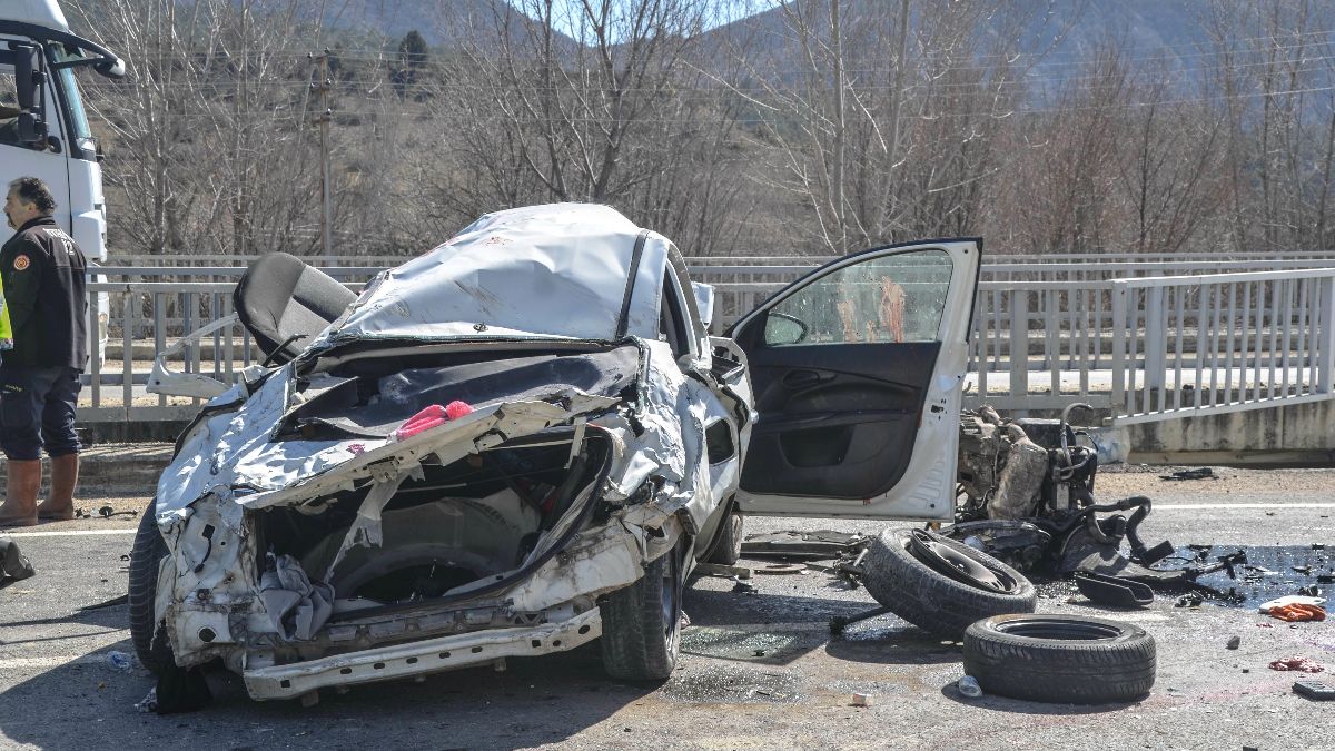 Kastamonu'da köprü korkuluklarına çarpan otomobilin sürücüsü öldü