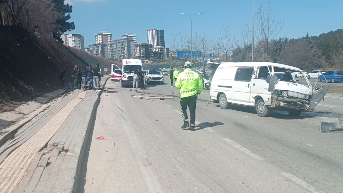 Gaziantep’te otomobil, minibüse çarptı: 1 ölü, 3 yaralı