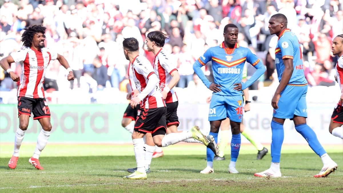 Sivasspor, Göztepe'yi üç golle geçti