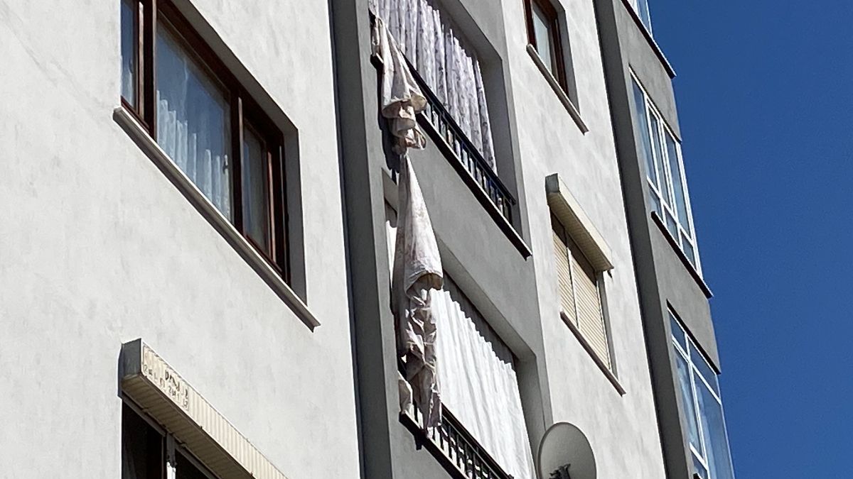 Konya'da çarşafları birbirine bağlayarak alt kata inmek isteyen kız, düştü