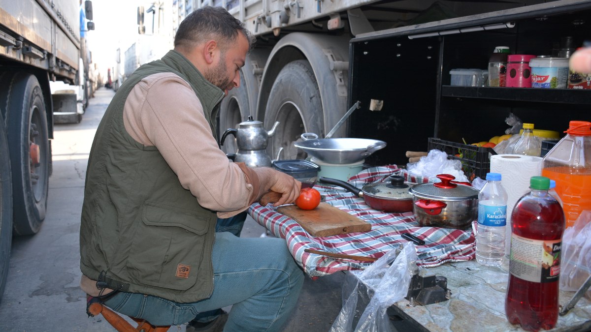 Şırnak'ta sınırda bekleyen tır şoförlerinin dayanışma iftarı